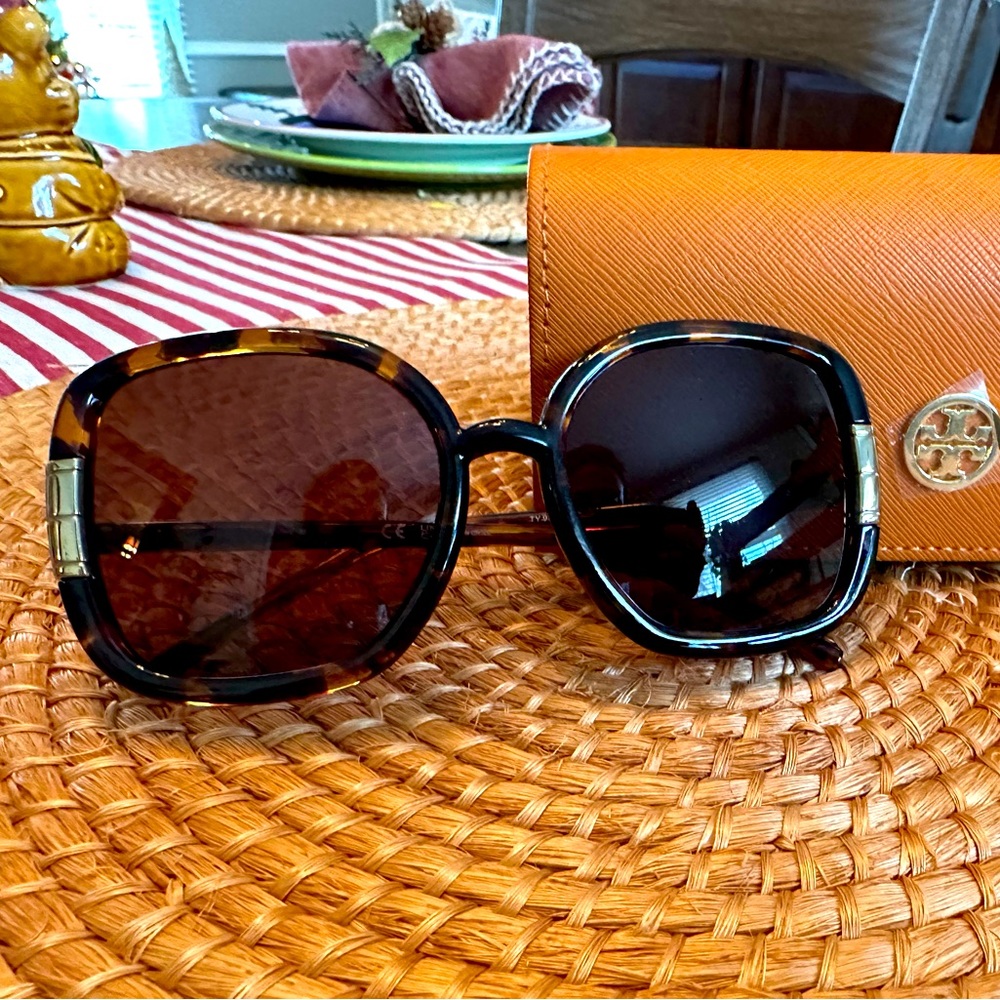 NWT Tory Burch Eleanor Signature T frame Tortoise Shell